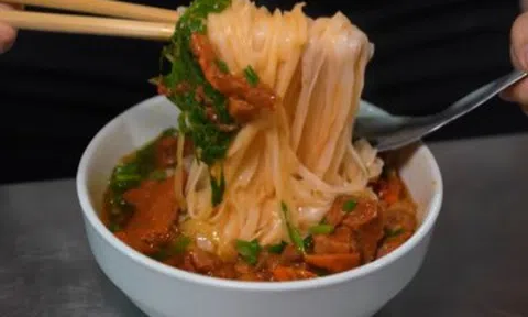 Khách Mỹ thử 6 món phở trong 1 ngày ở Hà Nội, phát hiện điều bất ngờ