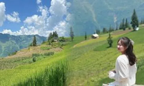 Phát hiện biển mây cuồn cuộn trên đỉnh núi Hà Giang, khách ấn tượng vì cảnh đẹp như Thuỵ Sĩ mà giá vé chỉ vỏn vẹn 20 ngàn