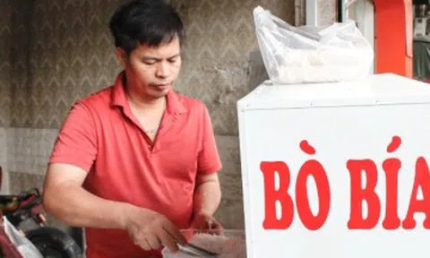 Người đàn ông bán bò bía có "thói quen lạ", khách chờ cả tiếng để mua