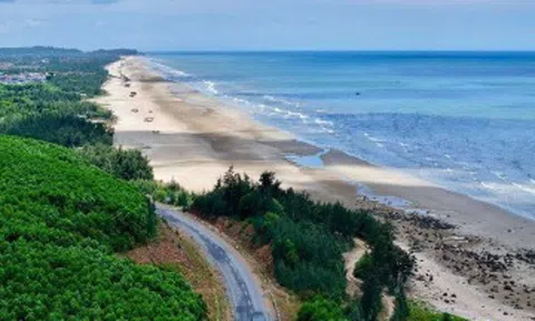 Cách Hà Nội hơn 5 tiếng đi xe có một "thiên đường biển ngủ quên" trong xanh thấy đáy, background góc nào cũng đẹp