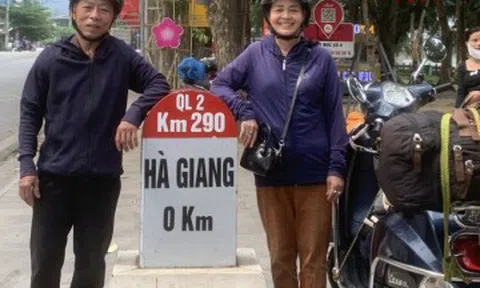 Chồng 70 tuổi 11 năm lái xe máy đưa vợ xuyên Việt, thực hiện lời hứa khi còn trẻ
