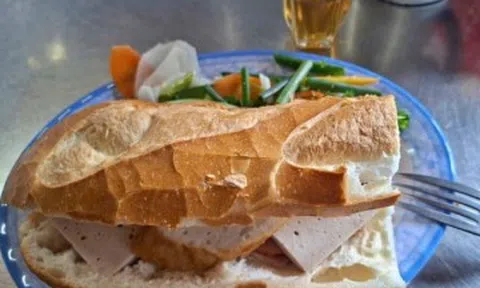 Quán bánh mì chảo gần 70 năm ở TPHCM, khách xếp hàng chờ mua mỗi sáng