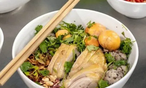 Ở Hà Nội có 5 quán phở gà lâu đời ngon nổi tiếng: Có nơi được Michelin vinh danh là “viên ngọc quý giữa lòng Thủ đô”