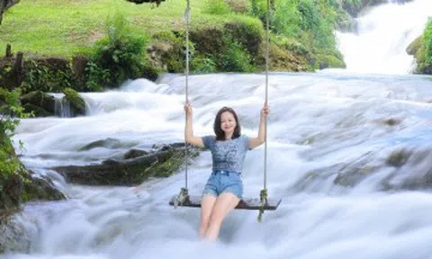 Suối mát lạnh cách Hà Nội 200km, ô tô đỗ gần, khách kéo nhau đến trốn nóng