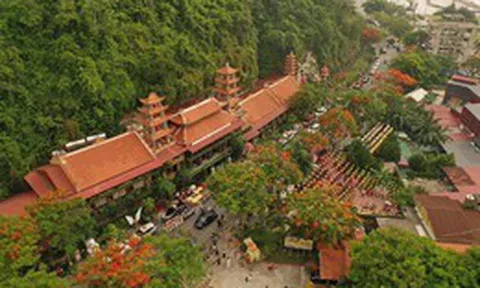 Ô tô xếp dài hàng cây số dọc đường biển Đồ Sơn dự Đại lễ Phật đản chùa Hang