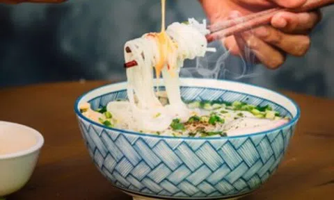 Ở Phú Quốc có món đặc sản mang tên lạ, quán nào cũng đông nghịt, khách muốn ăn phải tự phục vụ
