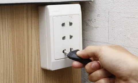 Dùng ổ cắm điện mùa nắng nóng: Đọc ngay 10 điều này kẻo rước họa