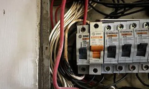 Nắng nóng đỉnh điểm, cư dân chung cư cũ Hà Nội thấp thỏm vì hệ thống điện xuống cấp: "Bật điều hòa cũng lo cháy nổ"