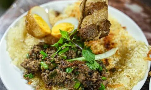 Quán phở xào 35 năm núp sâu trong ngõ nhỏ Hà Nội, nắng nóng vẫn đông kín khách