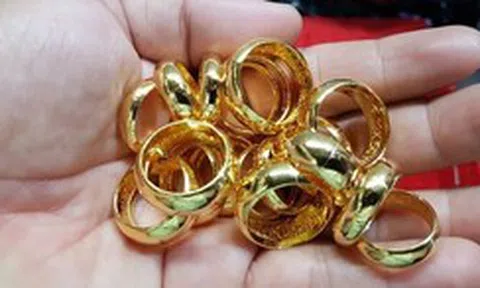 Giá vàng rớt thảm, nhiều người "quay xe" gửi tiết kiệm ngân hàng