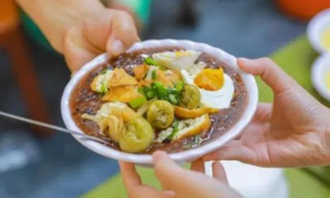 6 đặc sản Hà Nội chỉ chờ hè đến là lên ngôi, toàn món ngon bổ rẻ không sợ nóng, cầm 50.000 đồng ăn thả ga
