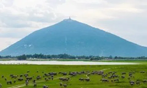 Cảnh tượng gây sửng sốt dưới chân núi Bà Đen