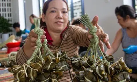 Giữ hương vị truyền thống qua những mẻ bánh ú tro dịp Tết Đoan Ngọ