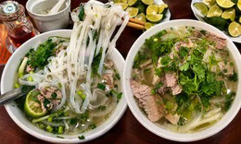 Ăn phở suốt cả tuần không biết chán, cô gái Trung Quốc vẫn "tấm tắc khó hiểu", đến khúc vắt chanh thì netizen đồng loạt vào "nhắc nhẹ"