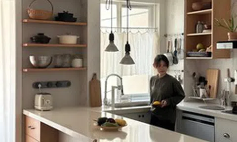 Cải tạo nhà lần hai, tôi bỏ hẳn tủ bếp treo tường: Căn bếp rộng hơn, sáng hơn và dễ dọn dẹp hơn hẳn