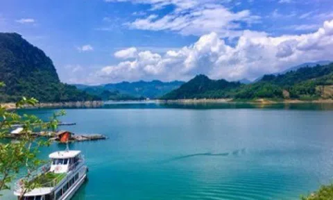 Đi "Vịnh Hạ Long giữa núi rừng" ngay gần Hà Nội, mát mẻ và thanh bình đến lạ, chi phí chỉ vài trăm nghìn đồng