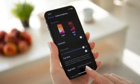 Trời tối, có nên bật chế độ Dark mode?