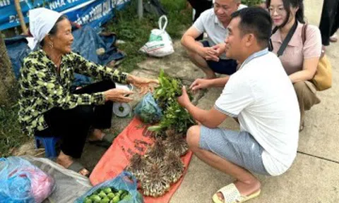 Khu chợ cách Hà Nội 120km bán nhiều đặc sản độc lạ, có thức quà giá chỉ 2 nghìn