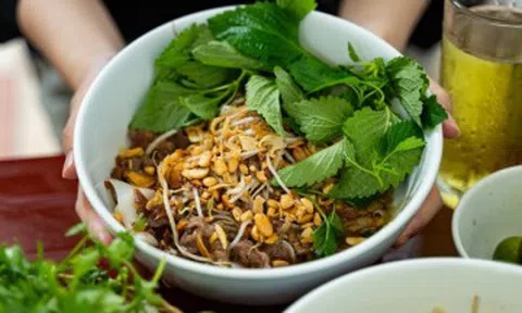 Chủ quán Hà Nội bán món "phở lạ", hấp sợi phở như bánh bao, trộn 2 loại nước xốt
