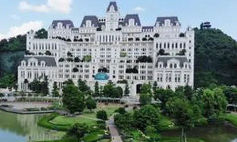Số phận kỳ lạ của căn biệt thự màu trắng "mọc" giữa vùng quê, 12 tầng trị giá 9.500 tỷ nhưng chủ nhân vẫn là ẩn số