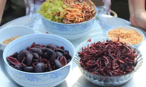 Về Thái Nguyên thưởng thức món đặc sản nức tiếng làm từ thứ quả đen xì, vị ngon lạ lùng, thử 1 lần nhớ mãi