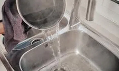 Có nên đổ nước nóng vào bồn rửa bát không?