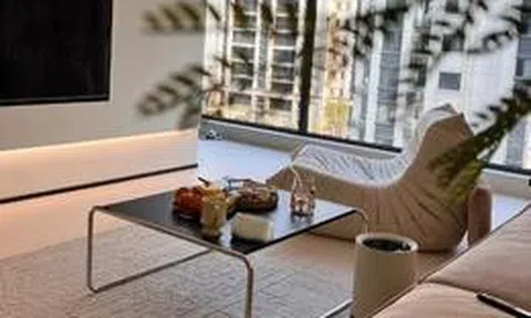 Vì sao ngày càng nhiều gia đình không còn dùng bàn trà mặt kính? 2 lựa chọn cho phòng khách đang dần trở thành xu hướng mới