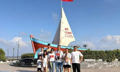 Đóng cửa hàng, gia đình 3 thế hệ ở Hà Nội lái xe xuyên Việt gần 2 tháng