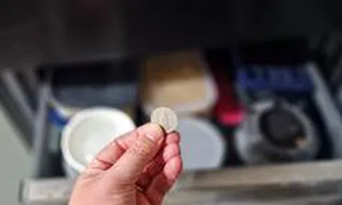 Vì sao nhiều gia đình đặt một đồng xu trong tủ lạnh khi vắng nhà dài ngày? Công dụng ít ai biết