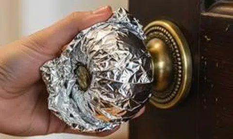 Vì sao nhiều gia đình bọc giấy bạc quanh tay nắm cửa? Sự thật phía sau mẹo đang lan truyền
