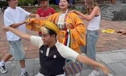 "Thương lắm khách Tây ơi": Đi du lịch Huế một chuyến, ai ngờ thành cận thần khiến 1 triệu người bật cười