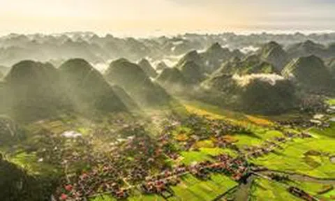 Ngôi làng có hơn 400 nhà sàn cùng quay về một hướng: Được công nhận "Làng du lịch tốt nhất thế giới", cách Hà Nội gần 200km