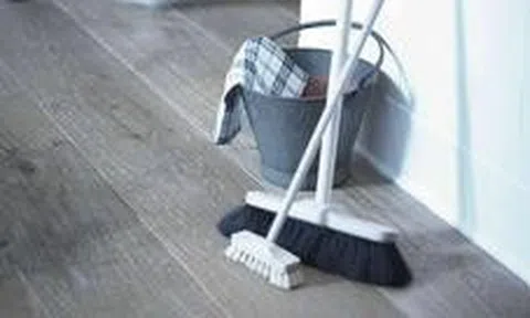 Vì sao nhiều gia đình ngâm chổi vào nước nóng pha muối, giấm trước khi đi ngủ? Công dụng ít ai ngờ