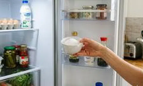 Vì sao nhiều gia đình đặt một bát muối vào ngăn mát tủ lạnh? Lý do nằm ở một vấn đề ít ai để ý