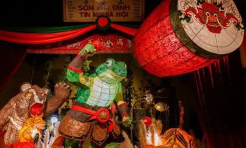 Lồng đèn "Cóc kiện trời" trong ngôi đình trăm tuổi tại TP HCM