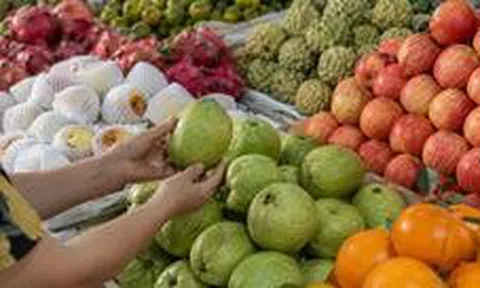 Người bán trái cây tiết lộ: Khách thường chọn quả to, người trong nghề lại kiểm tra 5 chi tiết này trước