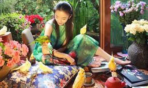 Ngoài 60 tuổi, nữ nghệ sĩ chọn sống trong căn nhà bên hồ: Cửa kính chạm sàn, sân đầy hoa, bước ra ngoài đã thấy núi và nước