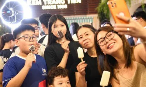 Cảnh tượng chưa từng có trước ngày kem Tràng Tiền đóng cửa