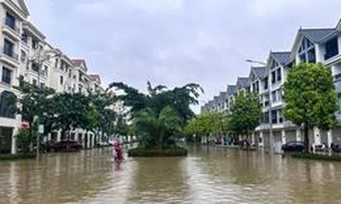 Thay bạn đi xem nhà ngày mưa: An Khánh bị chia cắt, loạt tuyến đường chìm trong biển nước