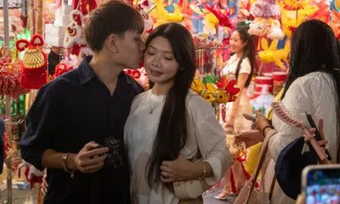 Hà Nội: Phố Hàng Mã rực rỡ, giới trẻ "chen chân" chụp ảnh trước trung thu