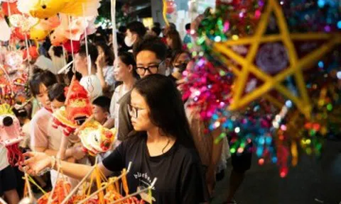 Phố Hàng Mã rực rỡ sắc màu đón "biển người" đến vui Trung thu sớm