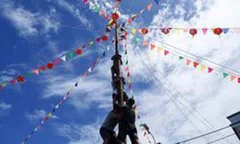 Trai làng biển tranh tài leo cột mỡ tại Lễ hội Nghinh Ông TP.HCM