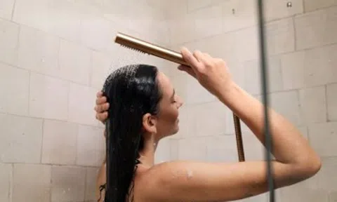 90% chị em không biết: 4 nguyên liệu quen thuộc là "trợ thủ" giúp tóc bóng mượt, giảm gãy rụng khi gội đầu