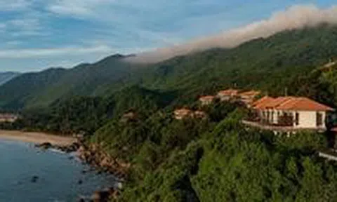 Việt Nam có vịnh biển được xếp vào nhóm đẹp nhất thế giới: Dài 42,5km, nằm dưới chân đèo Hải Vân, cảnh sắc như “bồng lai tiên cảnh”
