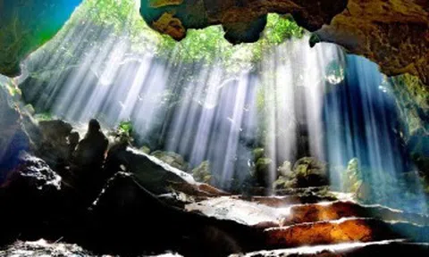 Hang động kỳ thú ở Ninh Bình, du khách đi thuyền giữa "dải ngân hà"
