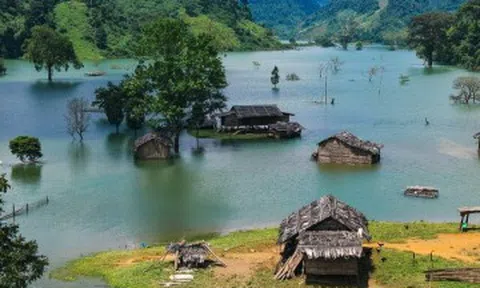 "Vịnh trên núi" xanh mát cách Hà Nội 220km, khách ngồi thuyền đi tham quan
