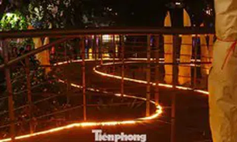 Cầu cạn hình dải lụa ở hồ Hoàn Kiếm huyền ảo về đêm