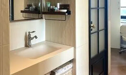 Phòng tắm nhỏ đừng cố nhét bồn rửa vào trong: 4 cách bố trí mới vừa rộng hơn vừa đẹp hơn