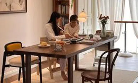 Bỏ bàn trà để đặt bàn dài trong phòng khách đang thành xu hướng: Nhìn thì mê nhưng nhiều người ở vài tháng đã muốn đổi lại