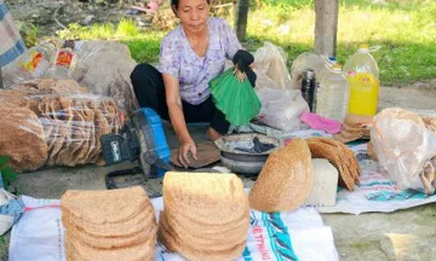 Chợ ở Thanh Hoá nằm giữa rặng phi lao xanh mát, bán đủ món ngon dân dã